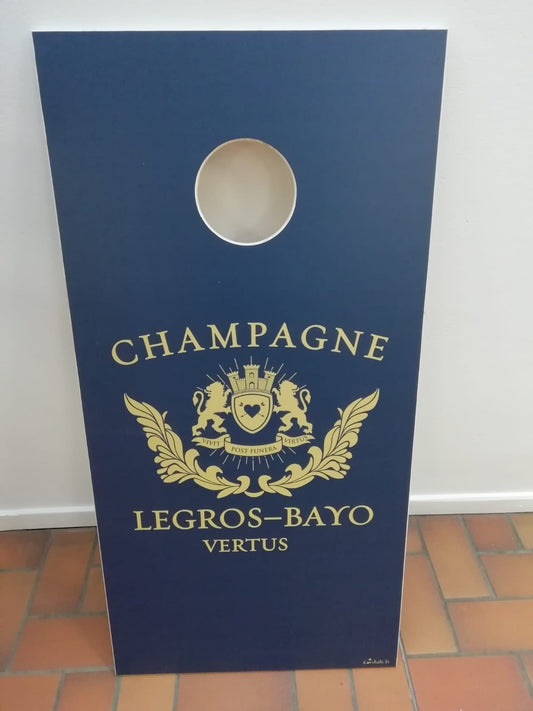 Cornhole personnalisé pour le Champagne Legros-Bayo - Vertus — planche élégante arborant le blason doré de la maison sur fond bleu profond.