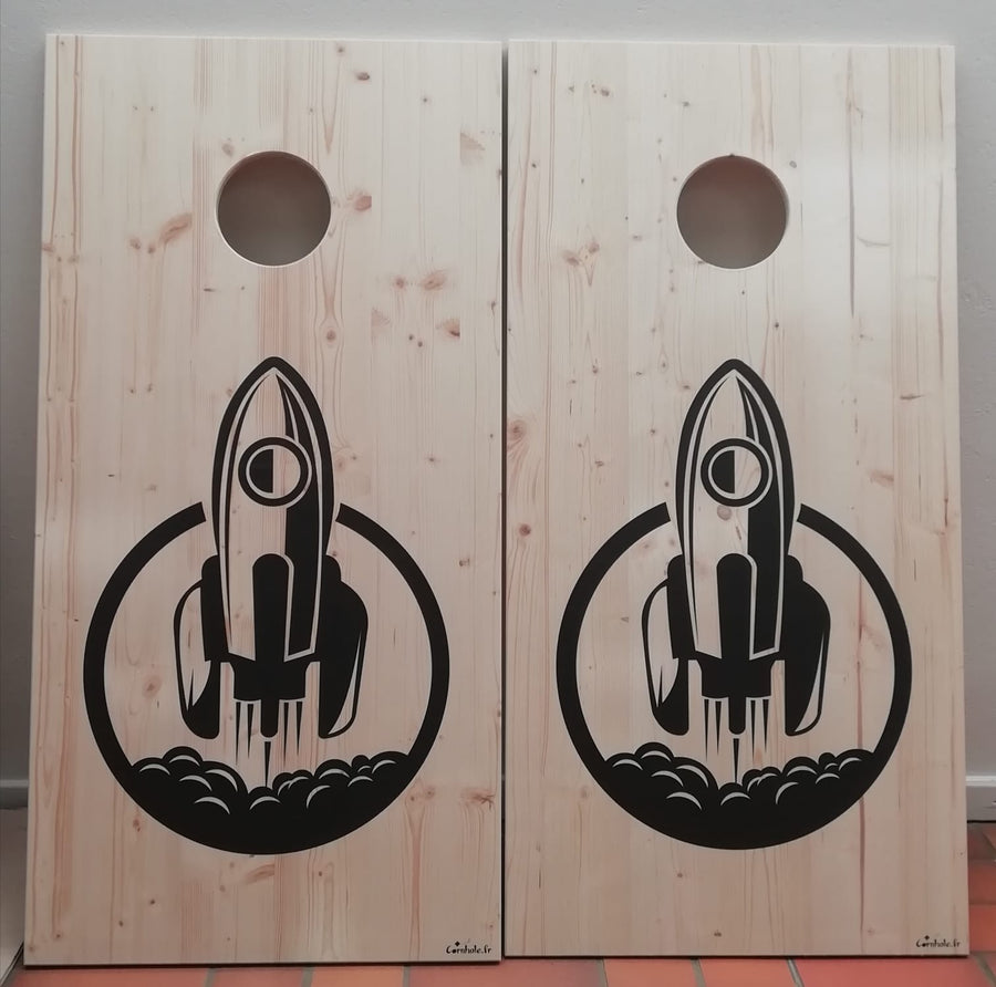 Cornhole personnalisé réalisé pour un client particulier - motif fusée