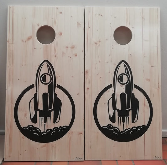 Cornhole personnalisé fusée sur fond bois, simple et efficace