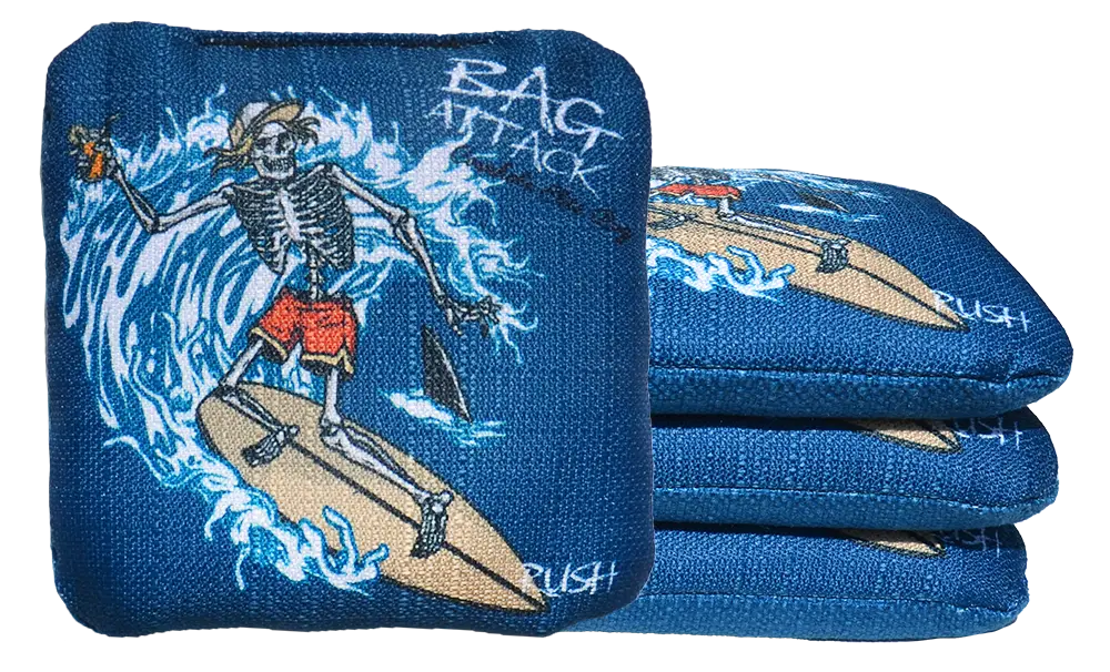4 sacs de cornhole Pro de compétition squelette surfeur sur fond bleu, vue de face