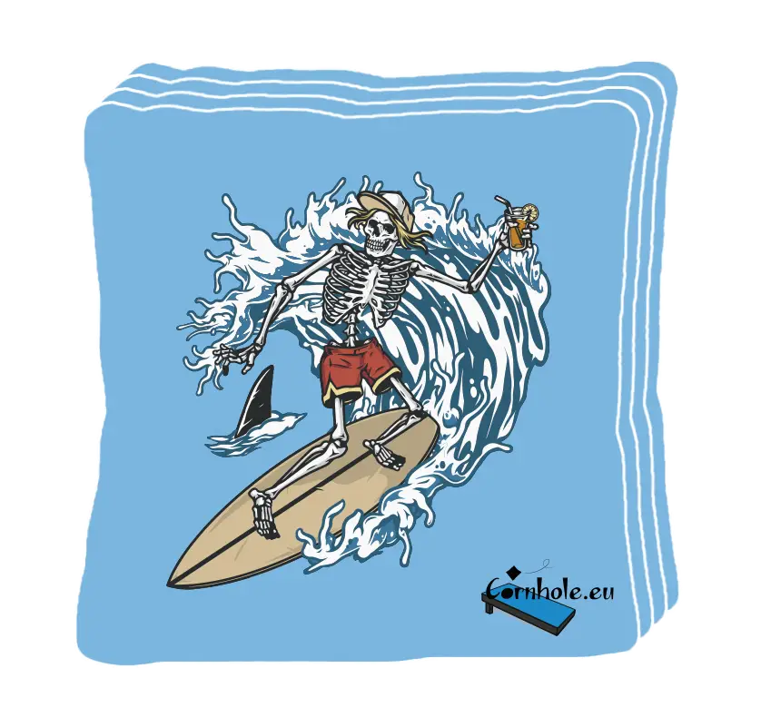 4 sacs de cornhole squelette surfant une énorme vague en compagnie de son requin, vue de face