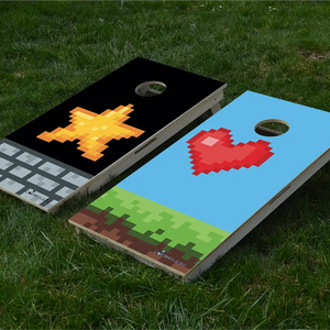 cornhole 2 planches cœur et étoile pixélisés, sur le gazon, vue de face