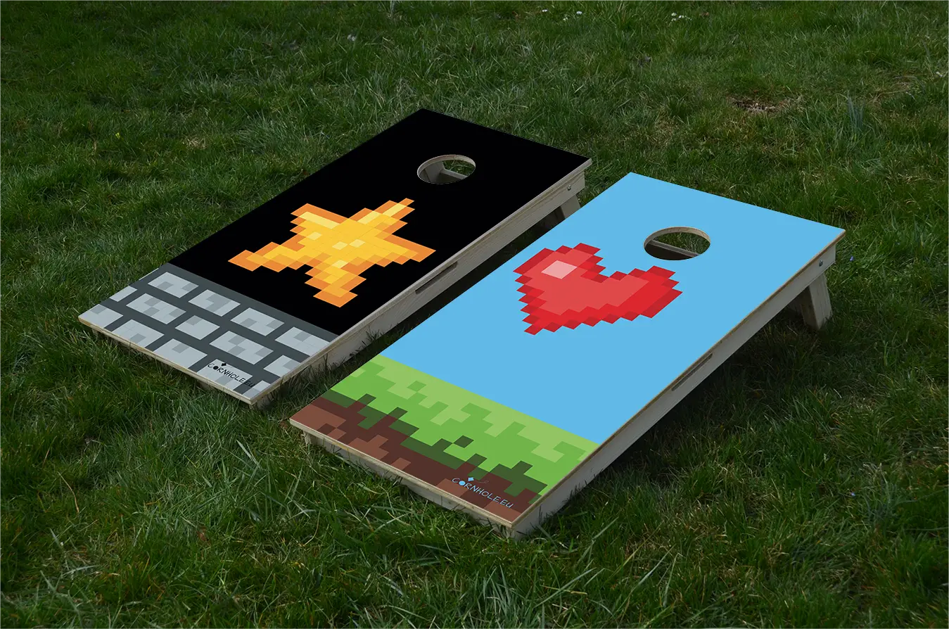 cornhole 2 planches cœur et étoile pixélisés, sur le gazon, vue de face