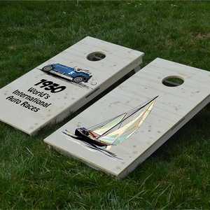 cornhole 2 planches motifs personnalisables sur fond de bois naturel, sur le gazon, vue de face