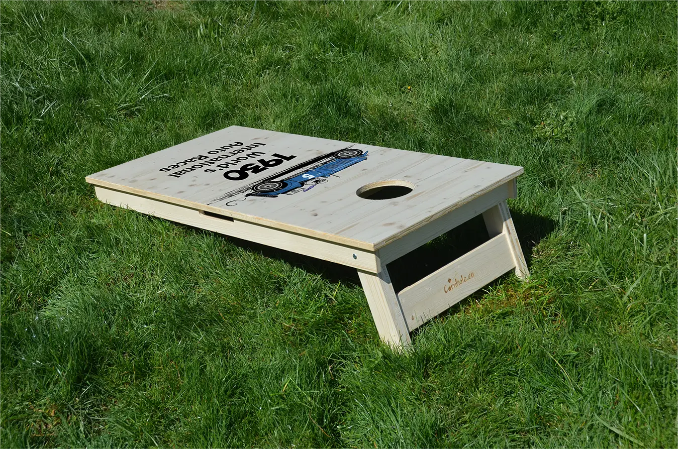 cornhole motif personnalisable sur fond de bois naturel, sur le gazon, vue de derrière