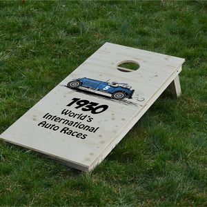 cornhole motif personnalisable sur fond de bois naturel, sur le gazon, vue de face