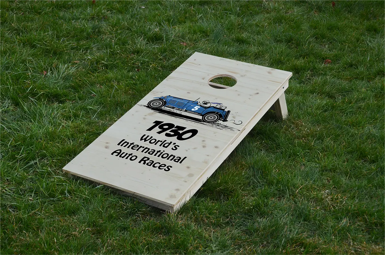 cornhole motif personnalisable sur fond de bois naturel, sur le gazon, vue de face