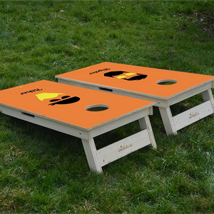 cornhole 2 planches hipster et biker, sur le gazon, vue de derrière