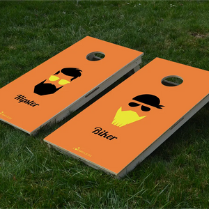 cornhole 2 planches hipster et biker, sur le gazon, vue de face