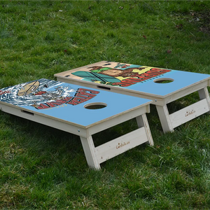 cornhole 2 planches ours et sa planche de surf, squelette et son fidèle requin, sur le gazon, vue de derrière