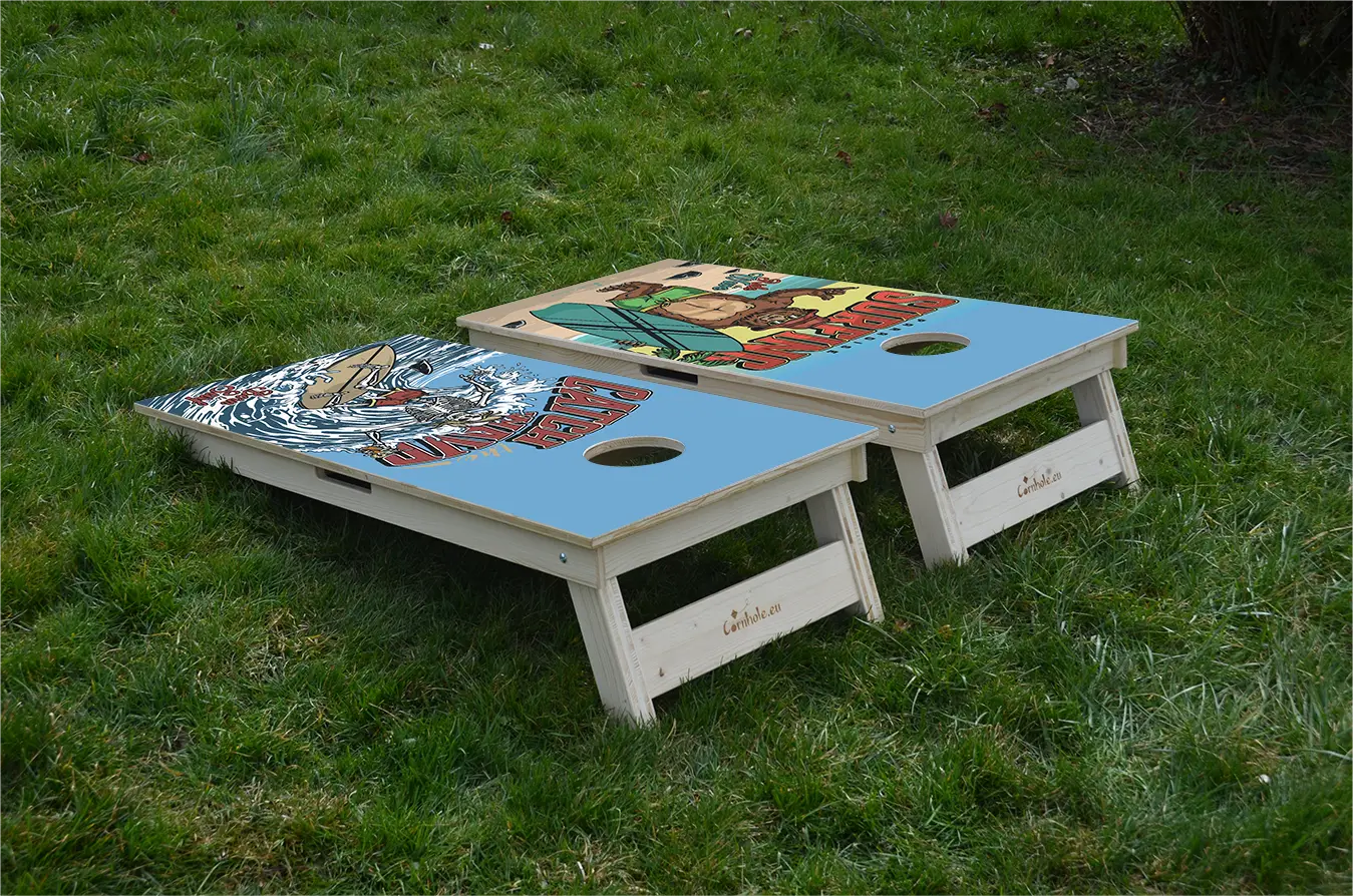cornhole 2 planches ours et sa planche de surf, squelette et son fidèle requin, sur le gazon, vue de derrière