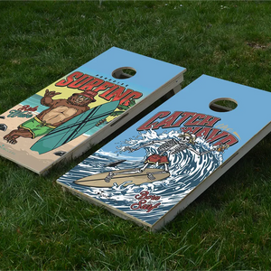 cornhole 2 planches ours et sa planche de surf, squelette et son fidèle requin, sur le gazon, vue de face
