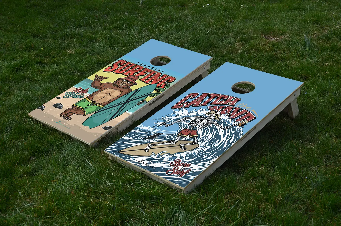 cornhole 2 planches ours et sa planche de surf, squelette et son fidèle requin, sur le gazon, vue de face