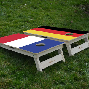 cornhole 2 planches drapeaux au choix, sur le gazon, vue de derrière