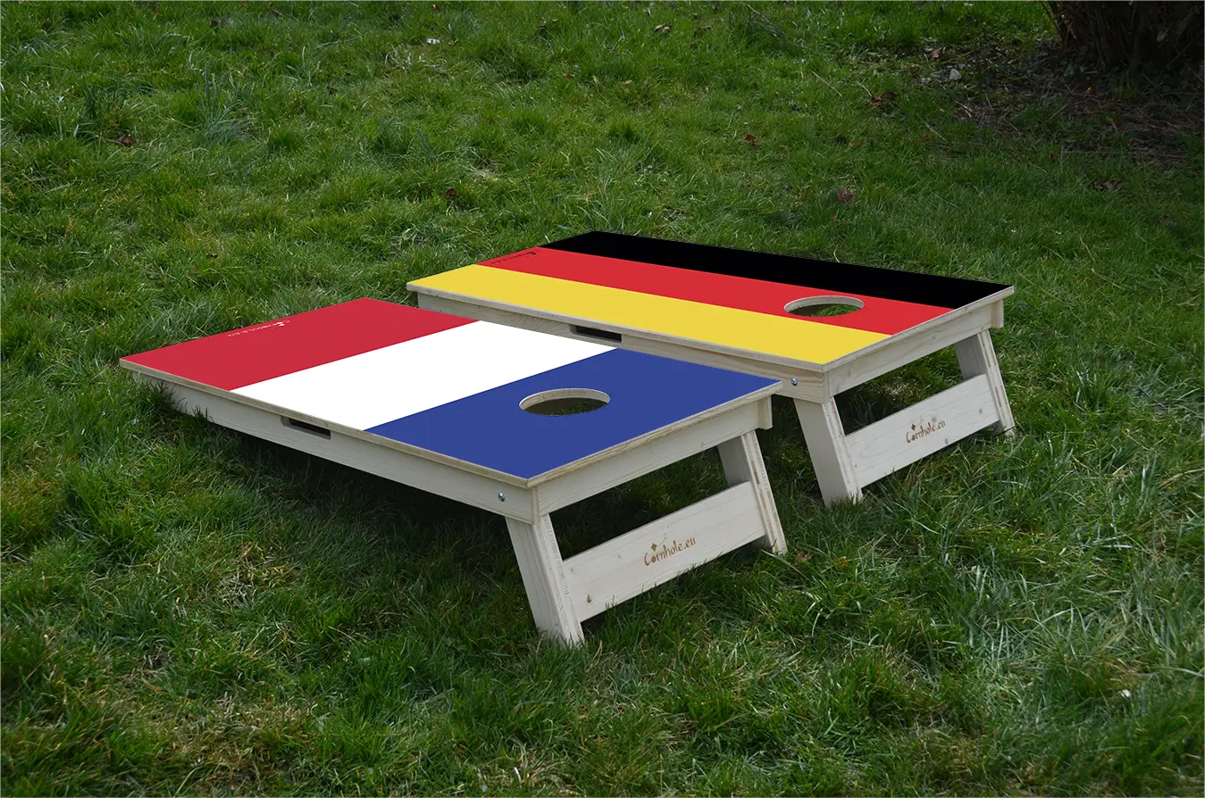 cornhole 2 planches drapeaux au choix, sur le gazon, vue de derrière
