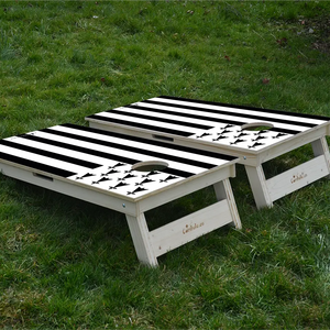 cornhole 2 planches drapeau de votre choix !, sur le gazon, vue de derrière
