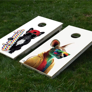 cornhole 2 planches bouledogue français et son skate, kangourou en pull capuche, sur le gazon, vue de face