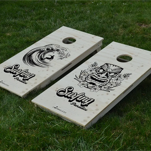 cornhole 2 planches surfeur dans un tube et totem hawaïen, sur le gazon, vue de face
