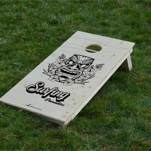 cornhole totem hawaïen, sur le gazon, vue de face