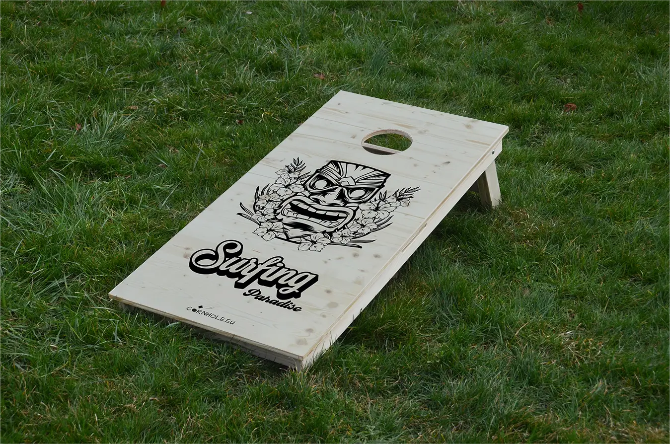 cornhole totem hawaïen, sur le gazon, vue de face