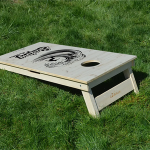cornhole surfeur dans un tube, sur le gazon, vue de derrière