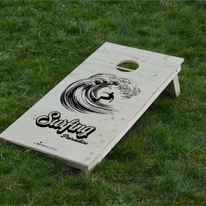 cornhole surfeur dans un tube, sur le gazon, vue de face