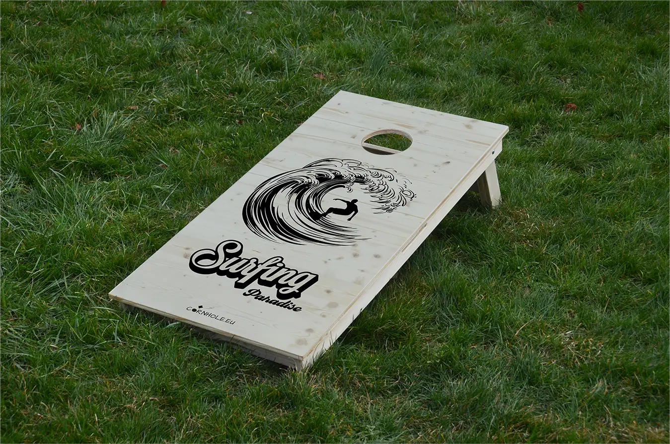 cornhole surfeur dans un tube, sur le gazon, vue de face