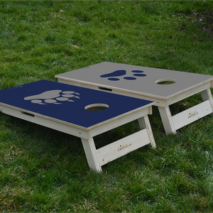 cornhole 2 planches empreinte de patte d'ours et empreinte de patte de loup, sur le gazon, vue de derrière