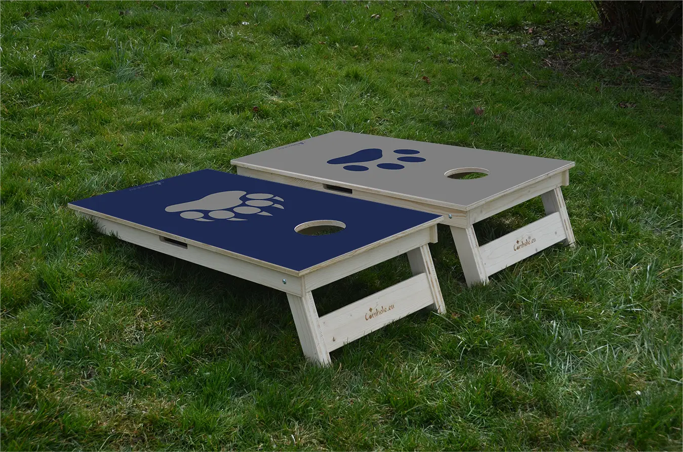 cornhole 2 planches empreinte de patte d'ours et empreinte de patte de loup, sur le gazon, vue de derrière
