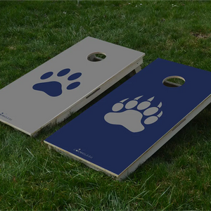 cornhole 2 planches empreinte de patte d'ours et empreinte de patte de loup, sur le gazon, vue de face