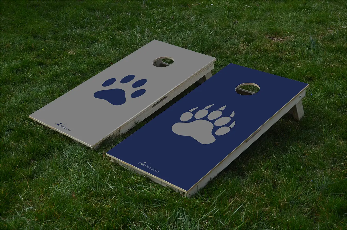 cornhole 2 planches empreinte de patte d'ours et empreinte de patte de loup, sur le gazon, vue de face
