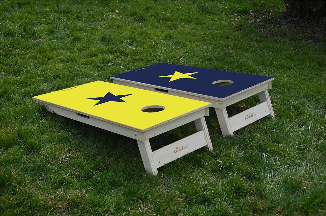 cornhole 2 planches étoile jaune et étoile bleue sur fonds inversés, sur le gazon, vue de derrière