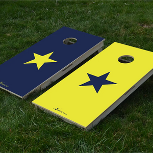 cornhole 2 planches étoile jaune et étoile bleue sur fonds inversés, sur le gazon, vue de face