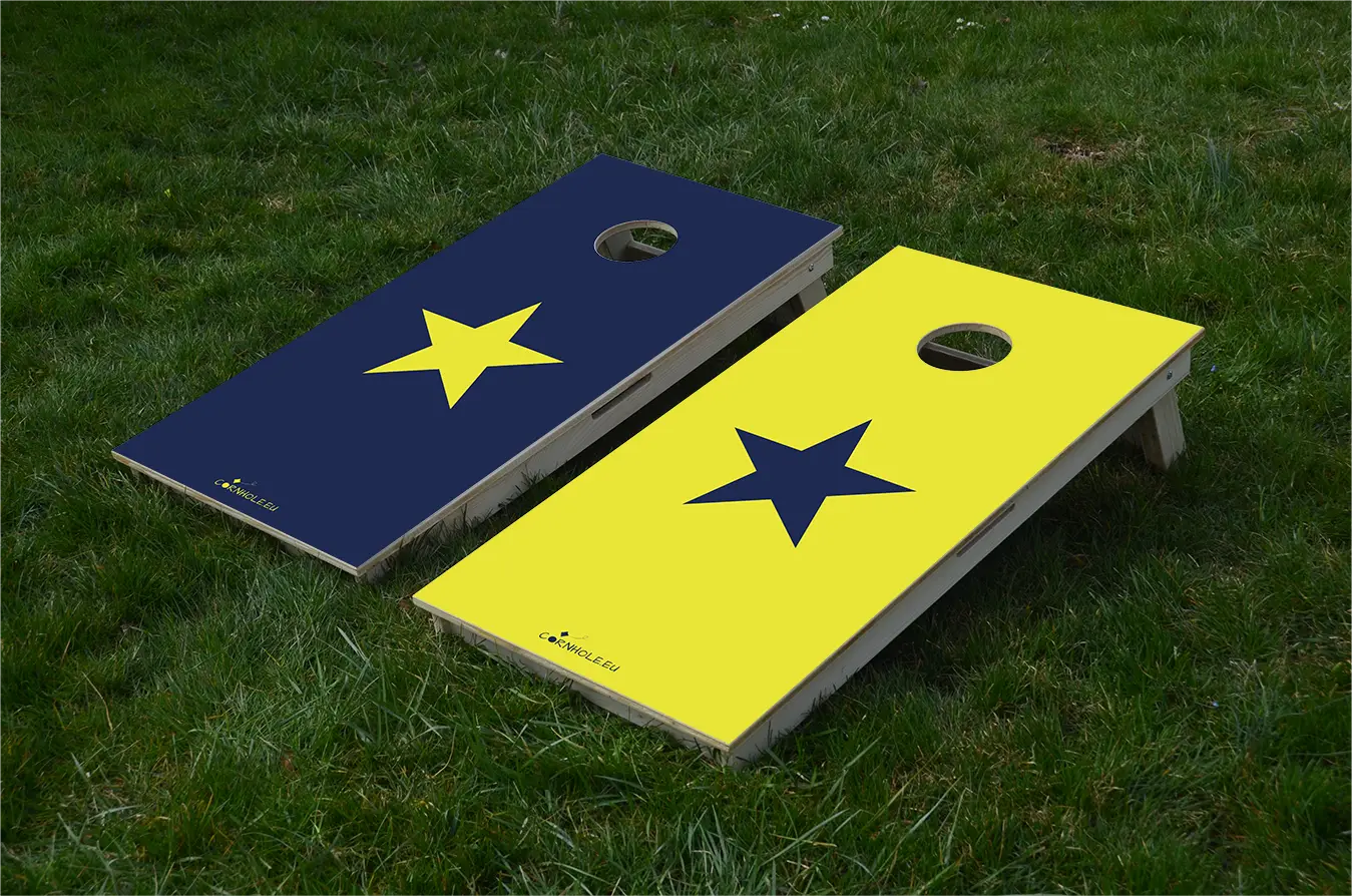 cornhole 2 planches étoile jaune et étoile bleue sur fonds inversés, sur le gazon, vue de face