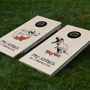 cornhole de compétition deux planches hipster et t-rex sur son skate, sur le gazon, vue de face