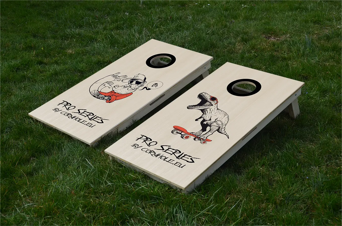 cornhole de compétition deux planches hipster et t-rex sur son skate, sur le gazon, vue de face