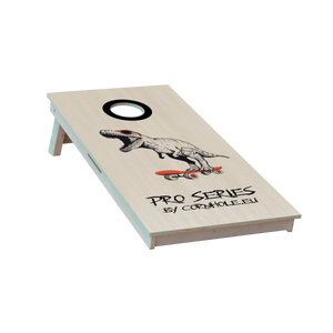 cornhole Pro de compétition t-rex sur son skateboard, vue de face