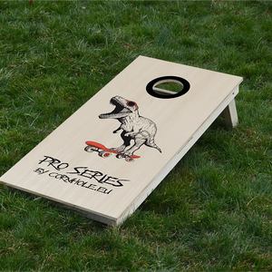 cornhole Pro de compétition t-rex sur son skateboard, sur le gazon, vue de face