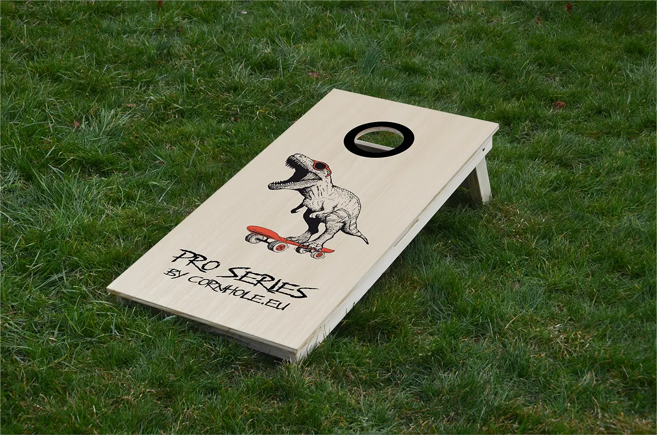 cornhole Pro de compétition t-rex sur son skateboard, sur le gazon, vue de face