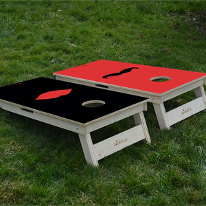 cornhole 2 planches moustache et lèvres pulpeuses, sur le gazon, vue de derrière