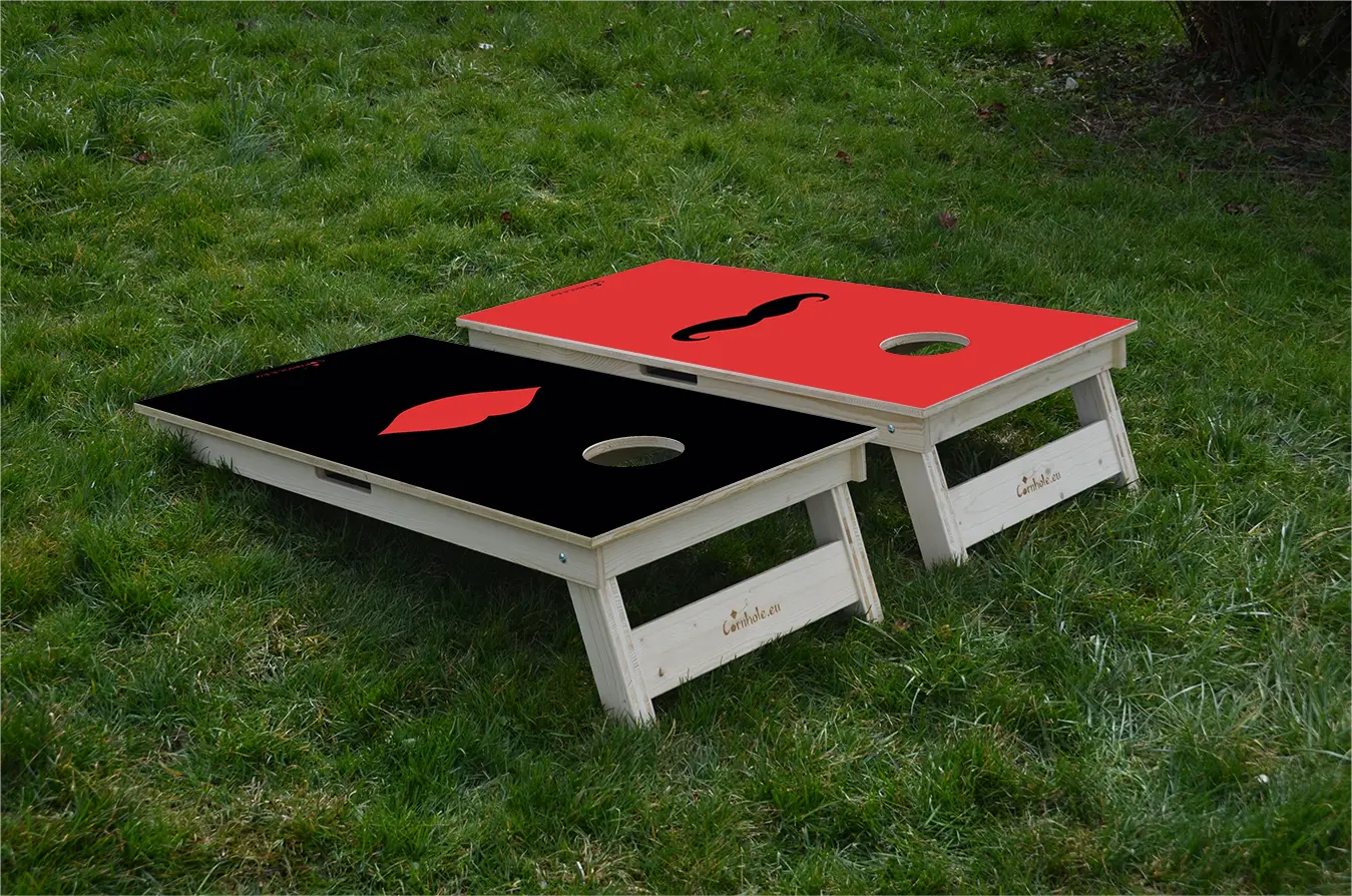 cornhole 2 planches moustache et lèvres pulpeuses, sur le gazon, vue de derrière