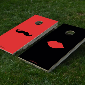 cornhole 2 planches moustache et lèvres pulpeuses, sur le gazon, vue de face