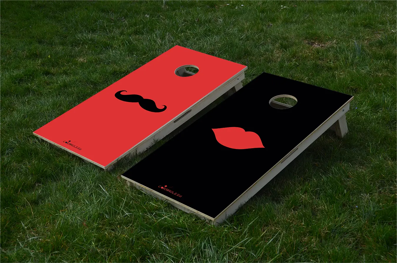 cornhole 2 planches moustache et lèvres pulpeuses, sur le gazon, vue de face