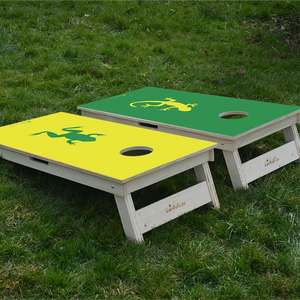 cornhole 2 planches grenouille et lézard gecko, sur le gazon, vue de derrière