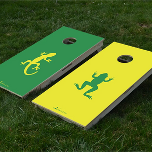 cornhole 2 planches grenouille et lézard gecko, sur le gazon, vue de face
