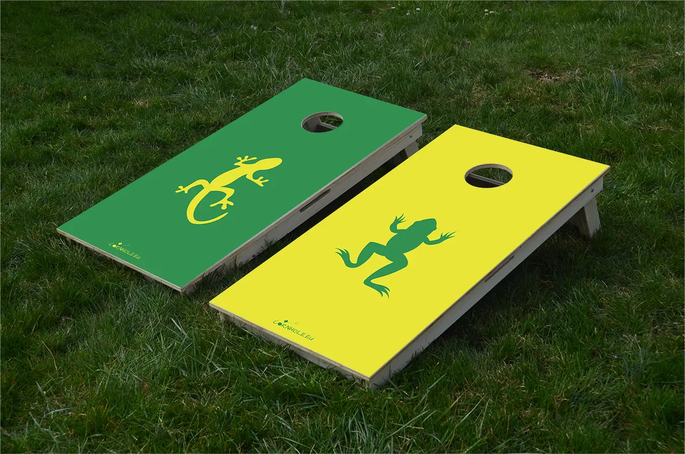 cornhole 2 planches grenouille et lézard gecko, sur le gazon, vue de face