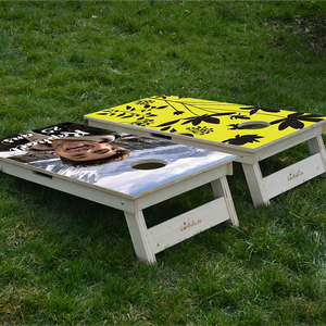 cornhole 2 planches motifs personnalisables, sur le gazon, vue de derrière