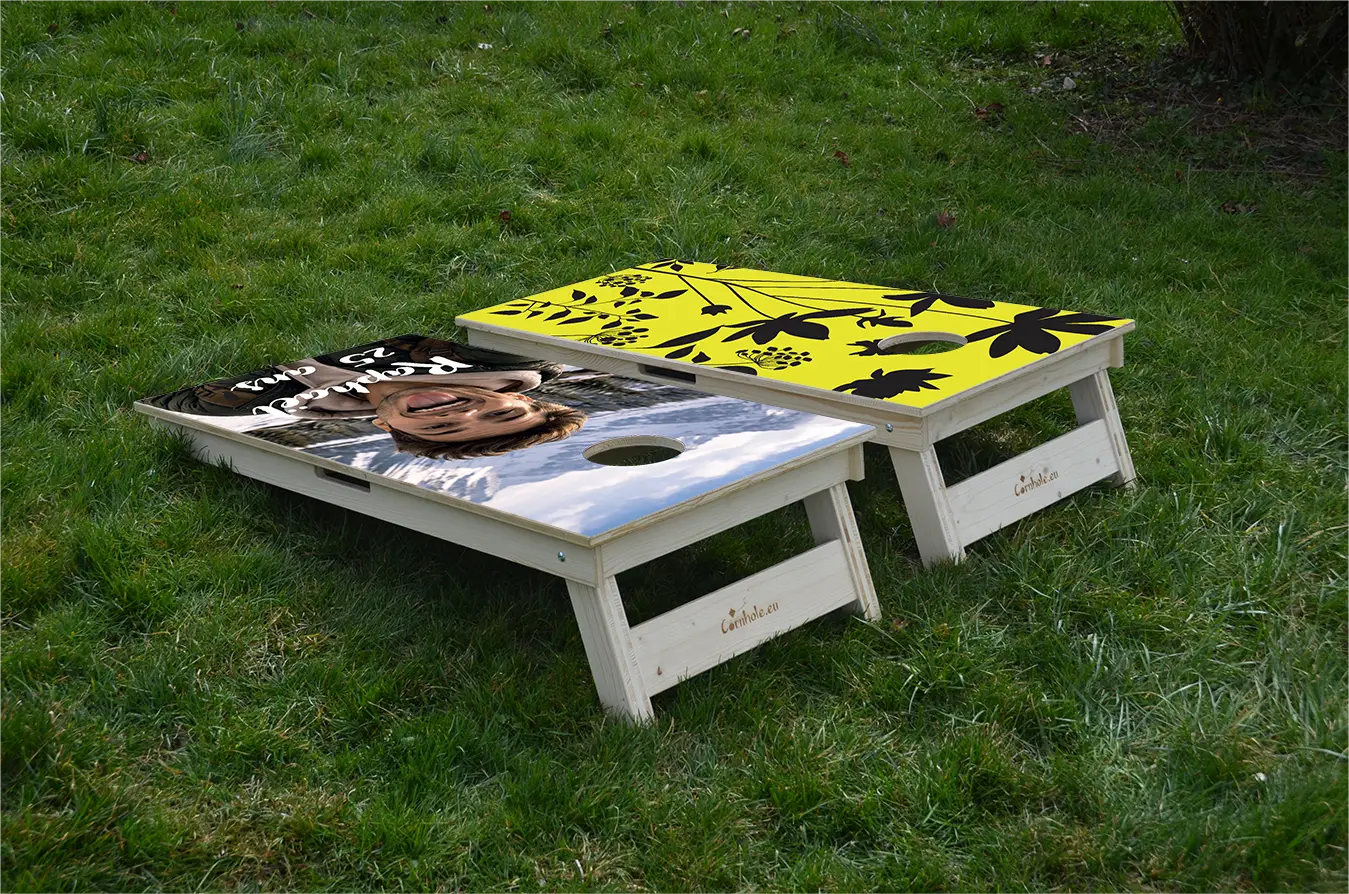 cornhole 2 planches motifs personnalisables, sur le gazon, vue de derrière