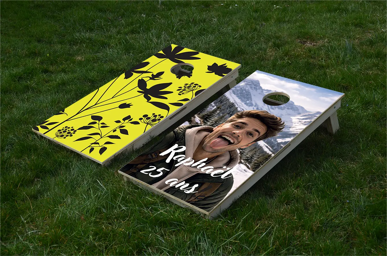 cornhole 2 planches motifs personnalisables, sur le gazon, vue de face