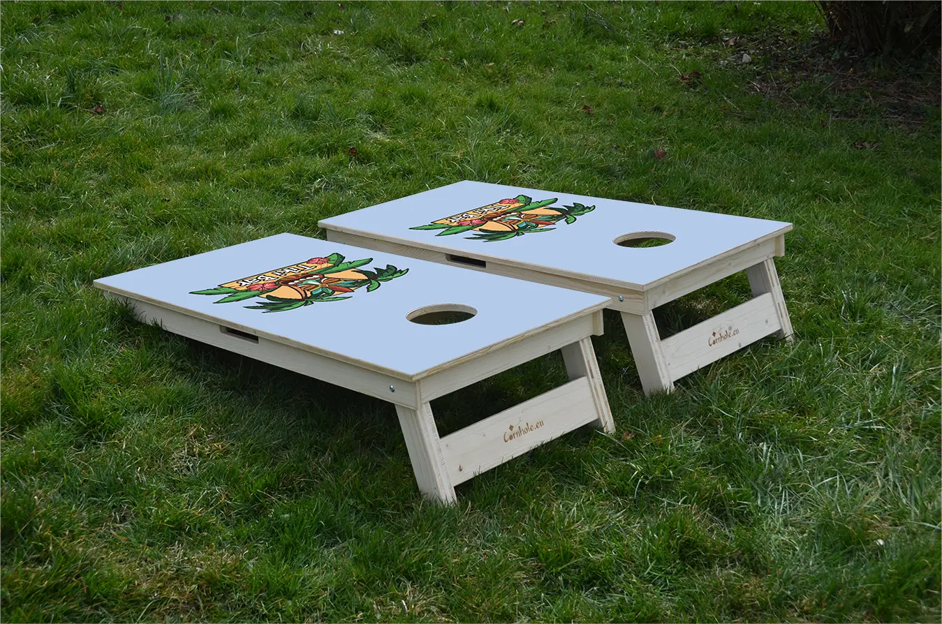 cornhole 2 planches motif personnalisable, sur le gazon, vue de derrière